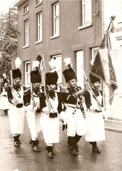 Souvenir_012.jpg - 1970: Au premier rang, Michel HENNUY (à gauche), Zéphir HERBECQ (Porte-Aigle), Daniel HERBECQ (à droite) - au dernier rang, Jacques HERBECQ.